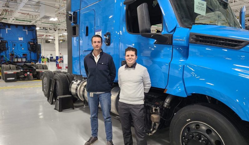 <h1>Freightliner con Waymo Driver</h1><div class=