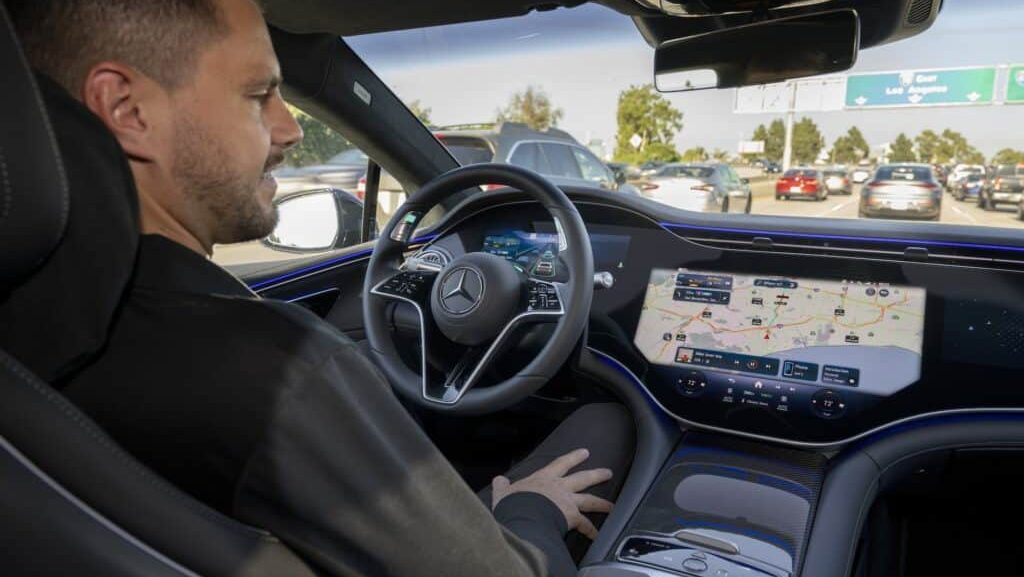 Mercedes-Benz lidera la conducción automatizada con el lanzamiento de DRIVE PILOT en Estados Unidos