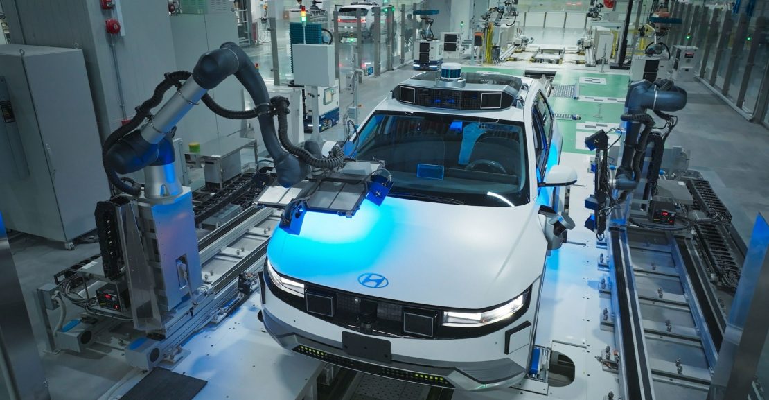 Hyundai y Motional inauguran centro de innovación y presentan el IONIQ 5 robotaxi, un vehículo autónomo y eléctrico que promete revolucionar la movilidad urbana.