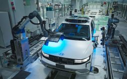 Hyundai y Motional inauguran centro de innovación y presentan el IONIQ 5 robotaxi, un vehículo autónomo y eléctrico que promete revolucionar la movilidad urbana.