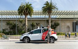California avanza en la regulación de vehículos autónomos para garantizar seguridad y proteger empleos