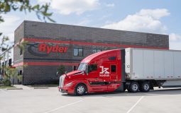 Ryder System y Kodiak Robotics inauguran centro de camiones autónomos en Houston