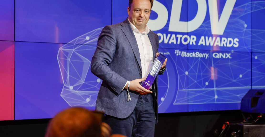Vsevolod Vovkushevsky de Valeo recibe el premio Innovador de MotorTrend 2024 por su contribución al futuro de los vehículos definidos por software