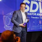 Vsevolod Vovkushevsky de Valeo recibe el premio Innovador de MotorTrend 2024 por su contribución al futuro de los vehículos definidos por software