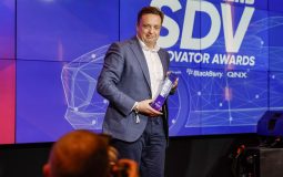 Vsevolod Vovkushevsky de Valeo recibe el premio Innovador de MotorTrend 2024 por su contribución al futuro de los vehículos definidos por software