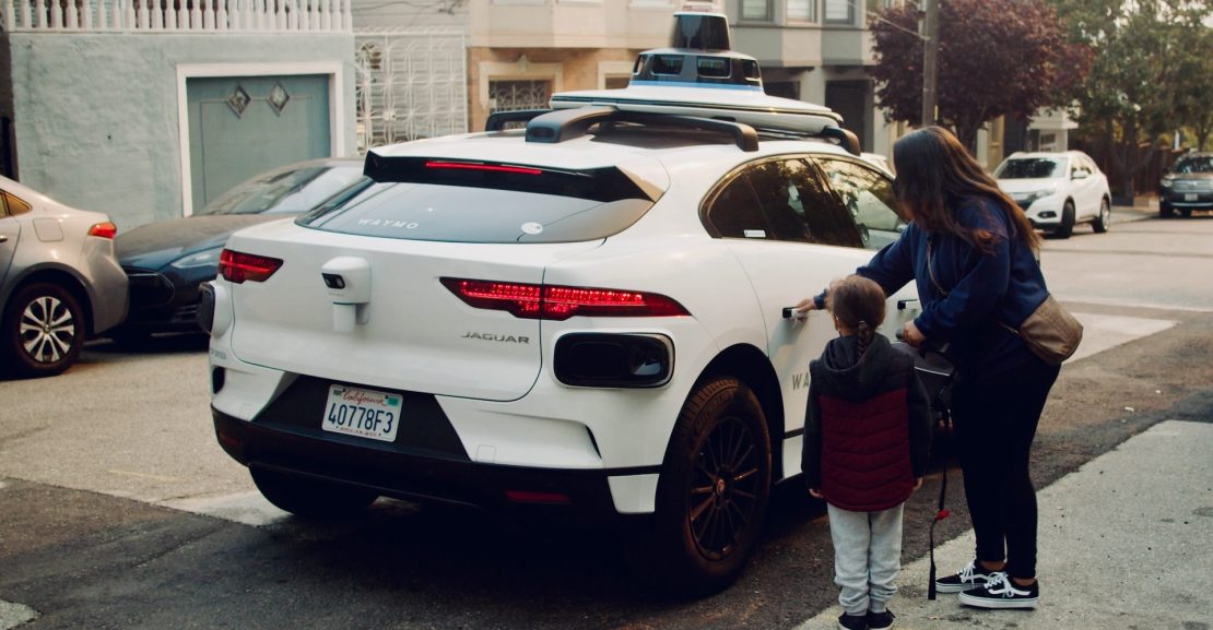 Suspensión de la expansión de taxis autónomos de Waymo en California tras incidentes de seguridad