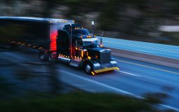 Abogada de Texas expresa preocupación por la seguridad en la era de los camiones autónomos