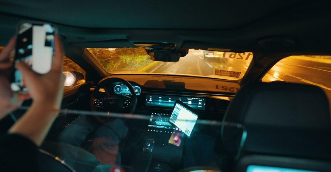 Baidu lanza el primer servicio de robotaxi 24/7 en China, revolucionando el transporte autónomo