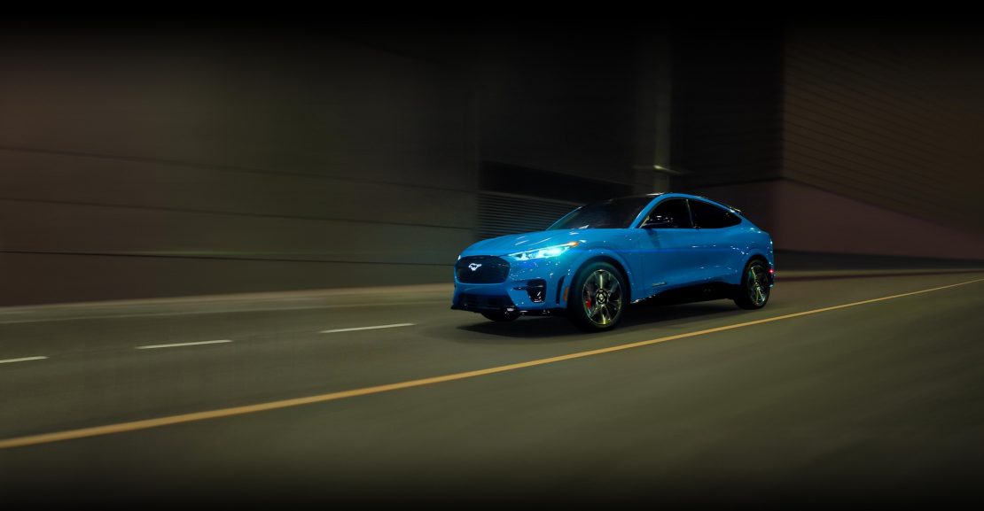 La Oficina de Investigación de Defectos inicia evaluación preliminar de los Ford Mustang Mach-E tras graves accidentes nocturnos