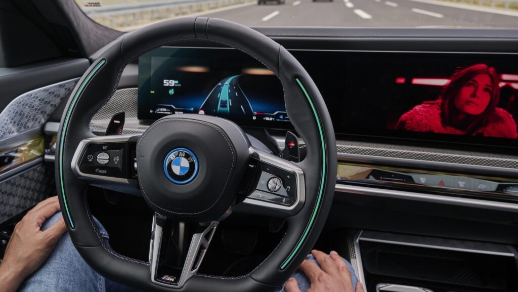 BMW alcanza un hito en la industria automotriz al integrar sistemas de asistencia de conducción de Nivel 2 y 3 en la misma serie de vehículos