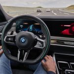 BMW alcanza un hito en la industria automotriz al integrar sistemas de asistencia de conducción de Nivel 2 y 3 en la misma serie de vehículos