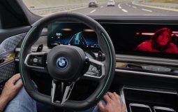 BMW alcanza un hito en la industria automotriz al integrar sistemas de asistencia de conducción de Nivel 2 y 3 en la misma serie de vehículos