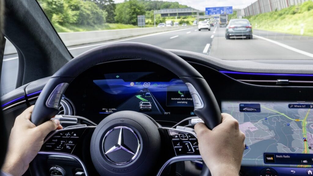 Mercedes-Benz lanza la función de Cambio Automático de Carril en Europa para mejorar la seguridad y comodidad en la conducción