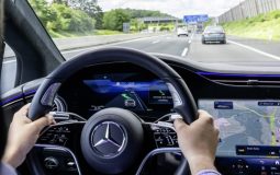 Mercedes-Benz lanza la función de Cambio Automático de Carril en Europa para mejorar la seguridad y comodidad en la conducción