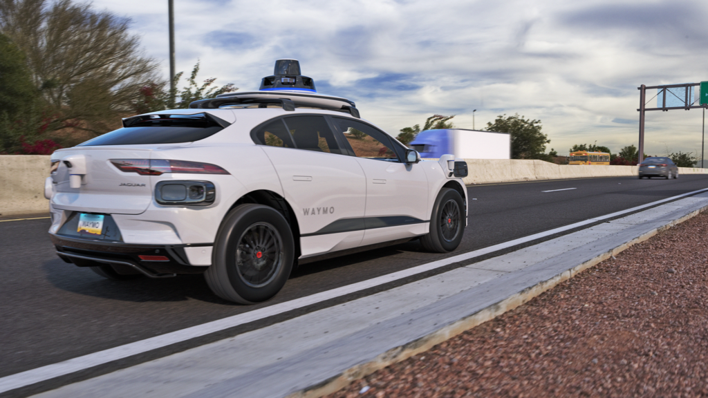 Waymo llama a revisión a sus Sistemas de Conducción Automatizada por un error de software que podría incrementar el riesgo de accidentes