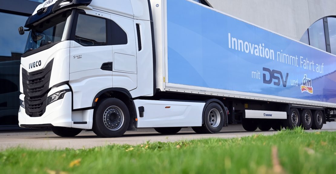 IVECO, dm-drogerie markt, DSV y Plus lanzan proyecto piloto de camiones semi-automatizados en Alemania para mejorar la seguridad vial y reducir emisiones de carbono