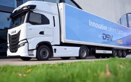IVECO, dm-drogerie markt, DSV y Plus lanzan proyecto piloto de camiones semi-automatizados en Alemania para mejorar la seguridad vial y reducir emisiones de carbono