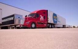 Avances en Transporte Autónomo: J.B. Hunt, Bridgestone y Kodiak Superan las 50,000 Millas Sin Accidentes
