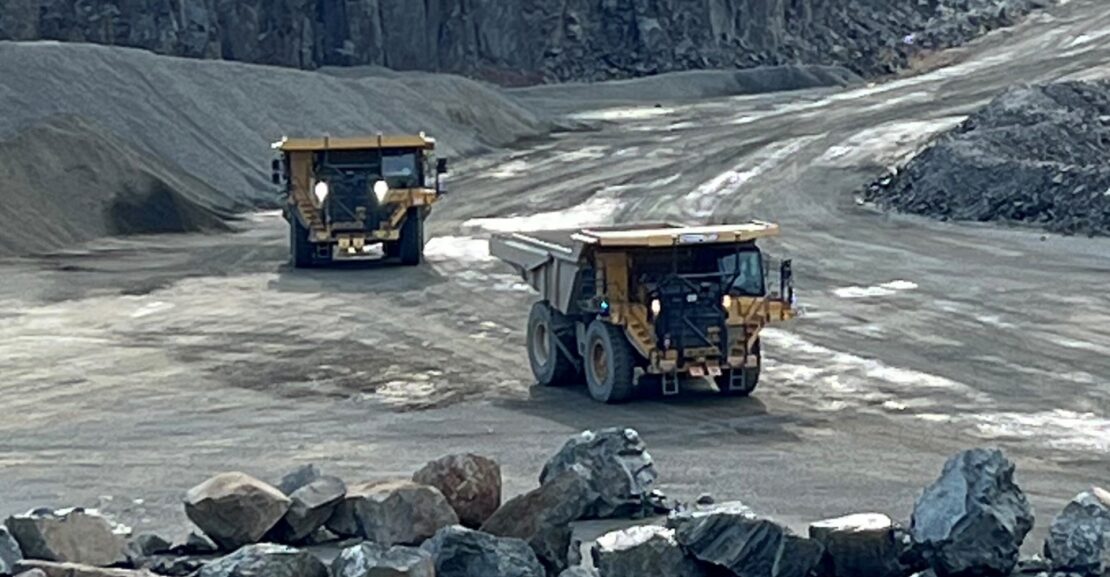 Caterpillar Inc. implementa con éxito su primer camión autónomo en la industria de agregados junto a Luck Stone