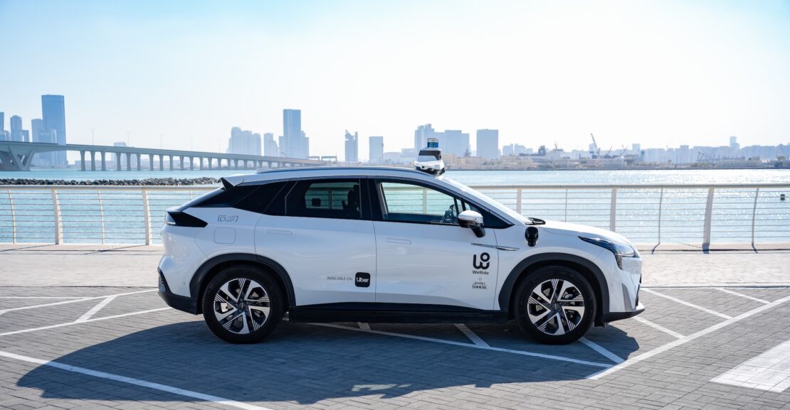 "Uber y WeRide lanzan servicio de robotaxis autónomos en Abu Dabi, el más grande fuera de EE. UU. y China"