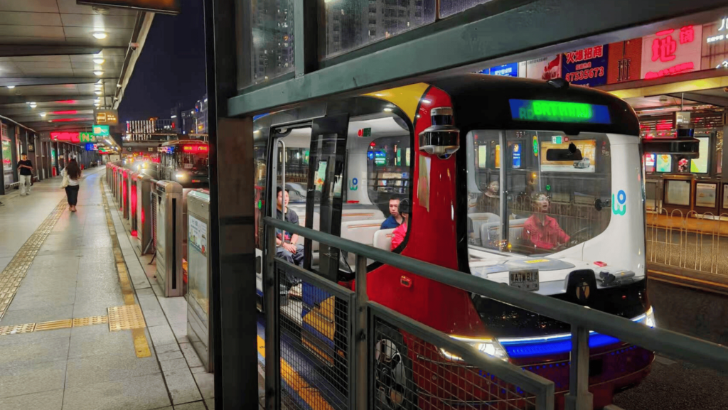 "WeRide lanza la primera línea de autobuses autónomos nocturnos en el sistema BRT de Guangzhou"