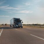 "Aurora avanza hacia el lanzamiento comercial de camiones autónomos en 2025 con alianzas estratégicas y enfoque en seguridad"