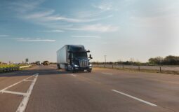 "Aurora avanza hacia el lanzamiento comercial de camiones autónomos en 2025 con alianzas estratégicas y enfoque en seguridad"