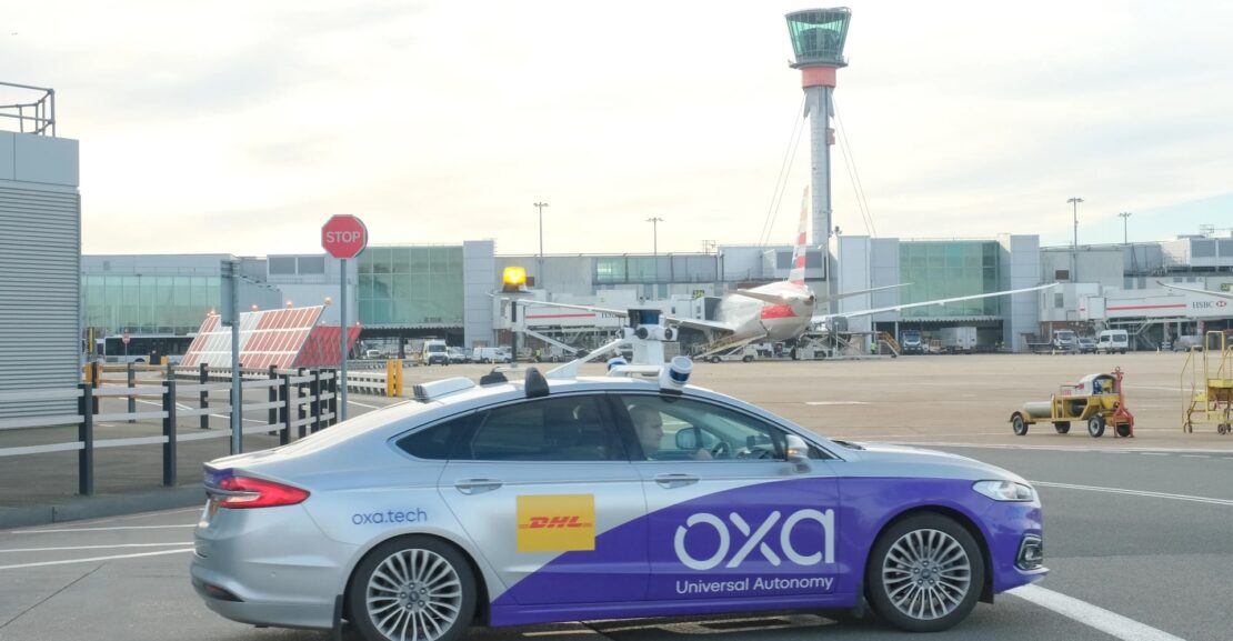 "DHL y Oxa implementan vehículo autónomo en Heathrow para revolucionar la logística aeroportuaria"