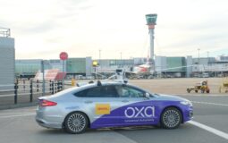 "DHL y Oxa implementan vehículo autónomo en Heathrow para revolucionar la logística aeroportuaria"