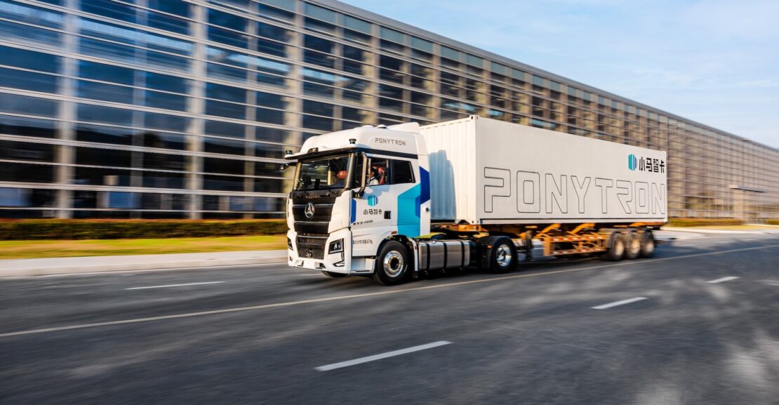 Pony.ai lidera en China con pruebas de camiones autónomos en formación en autopistas