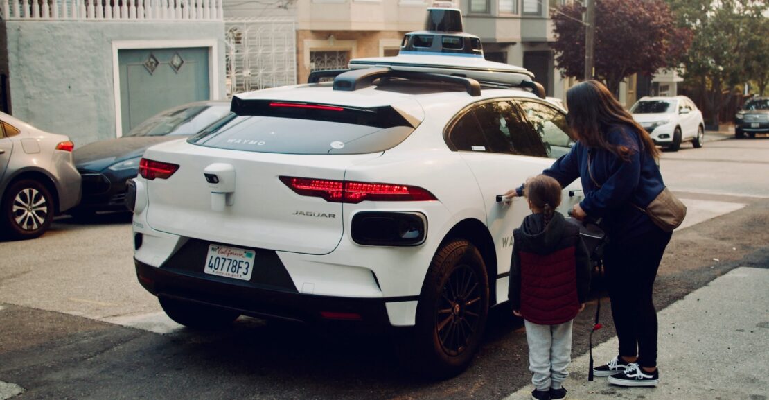 "Waymo lanza programa piloto de créditos de transporte sostenible en Los Ángeles"